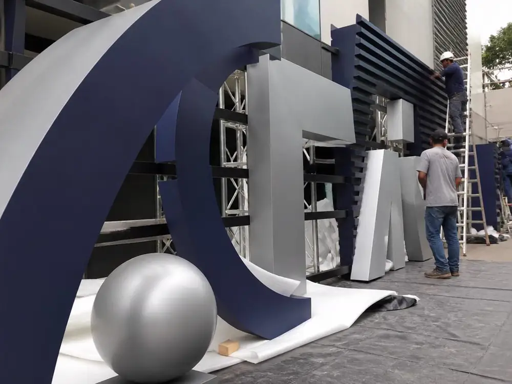 Letras caixa dimensionais em EPS aplicadas em fachada comercial